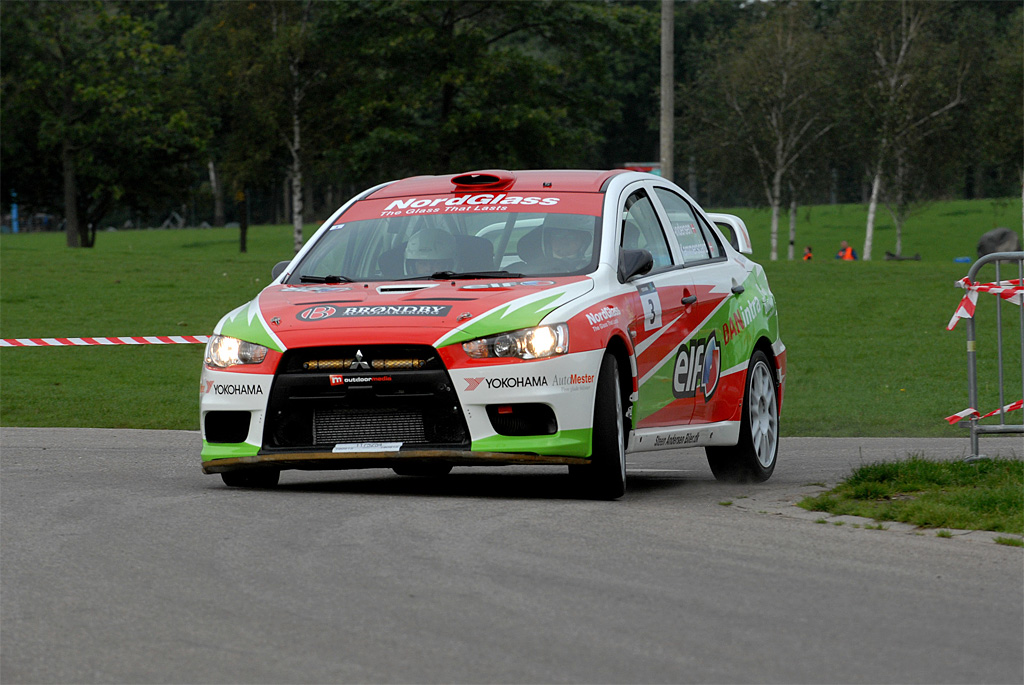 Steen Andersen, hurtig rallykører fra Brøndby, er overlegen vinder af Yokohama Mesterskabet Øst i klassen for de hurtigste biler. Her er han skudt i et skarpt sving med sin Mitsubishi Lancer Evo X
(Foto: Morten Dam)